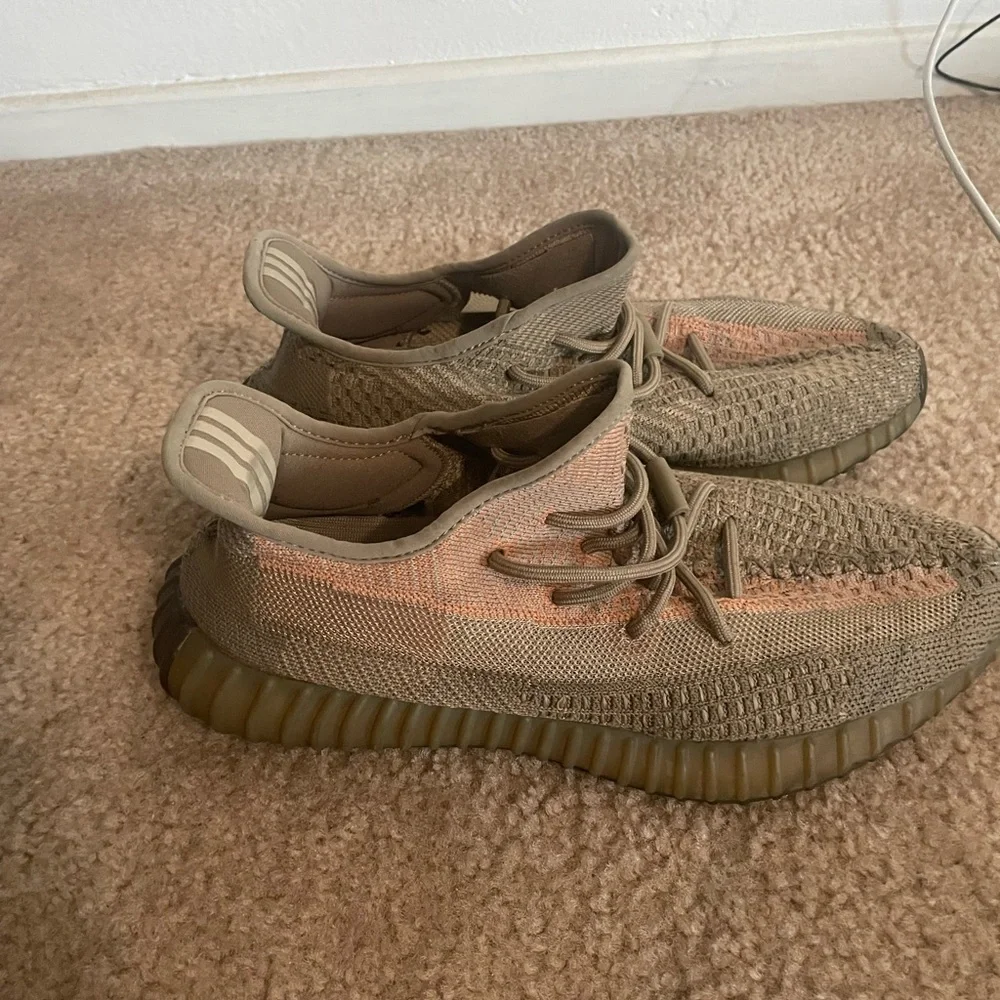 Yeezy 350 - Picture 2 of 5